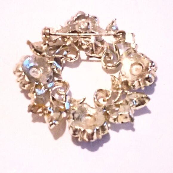 Vintage Gold Tone Flower and Leaf Circle Brooch - Picture 6 of 6